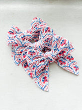 Load image into Gallery viewer, Liberty Scallops Bow
