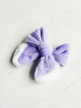 Load image into Gallery viewer, Lilac Winter Bow
