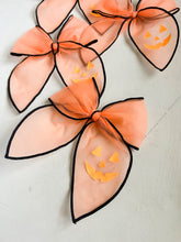 Load image into Gallery viewer, Jack O’Lantern Tulle Bow
