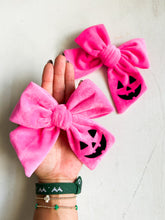 Load image into Gallery viewer, Jack O’Lantern Pink Velvet Big Bow
