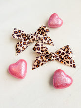 Load image into Gallery viewer, Cheetah Print Velvet Bows
